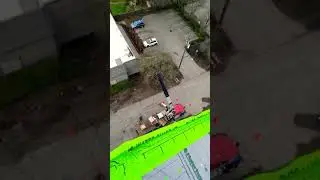 Кран ABC Supply загружает черепицу в 6-этажное здание