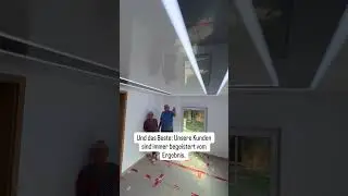 Spanndecke mit LED-Linien im kleinen Flur | Kombination aus Wei&szlig; Glanz, Wei&szlig; Matt & Dunkelglanz