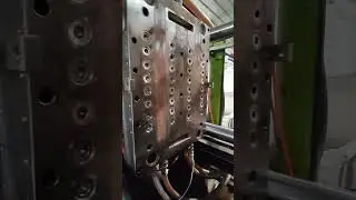 Hot runner injection mould