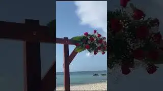 Loving this wooden arch and walkway #cancunproposal #proposalplanner #marryme #marriageproposal