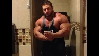 Bodybuilder Joel Thomas training