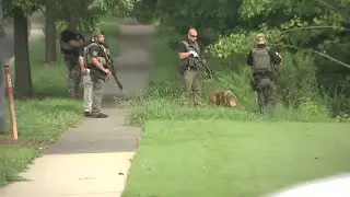 Deputies: Man convicted of murder on the run after escaping leg restraints