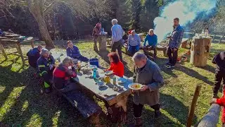 Dřewofest 2024 -  př&iacute;prava dřeva na topen&iacute;. Čerstv&eacute; dřevo je potřeba co nejrychleji zpracovat.
