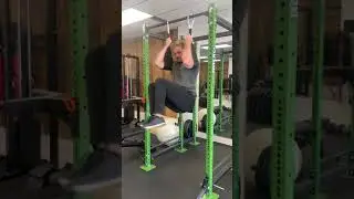 HANGING INTERNAL OBLIQUE KNEE RAISE WITH ABS STRAPS