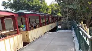 [香港迪士尼樂園20週年] 香港迪士尼樂園鐵路 2號機車 駛離美國小鎮站1號月台