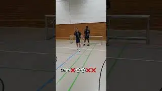 Tomris Kit an, Fokus rein: Ey&uuml;p vs Chris ⚽️ Keeper-Line-Challenge 😄 #football  #striker #challenge