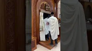 The opening of the Aron Kodesh on Rosh Chodesh by Rav Shalom Arush - פתיחת ההיכל בראש חודש