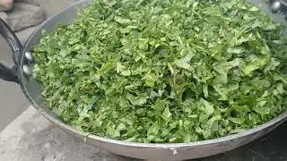Sag bana rahi hu ap log pucho ge kis chij ka sag hai to jan jaiy bathuwa palak saraso sab miks hai