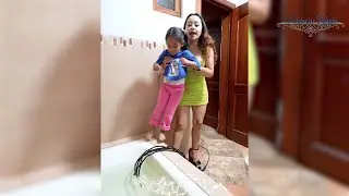 Uso esta bañera lleno de cables εlεctricos para dεsαpαrεcεr a su hijastra