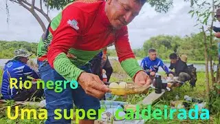 Pescando e fazendo uma super caldeirada com os amigos na Amazônia 