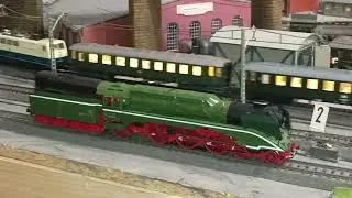 MODELLEISENBAHN M&Auml;RKLIN DIGITAL ANLAGE H0 UNTERE EBENE, OBERE EBENE GLEICHSTROM ANALOG H0. BR 81...
