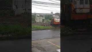 Pasang paku beton di depan rumah