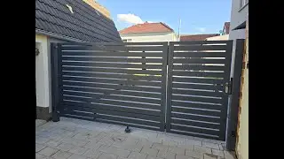 Modernes Hoftor mit integriertem Pforte mit Antrieb
