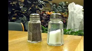 Simple Static Electricity Experiment (Salt and Pepper) - M. Abiy Farras
