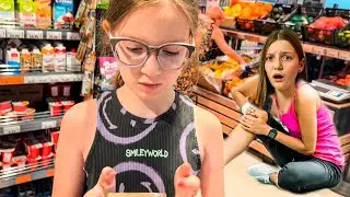 Sofia a CĂZUT și-a RĂNIT Genunchii 🦵MONTĂM Piscina 🌊 Sofia și Sara singure la CUMPĂRĂTURI