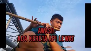 Bermain Seruling dibawah Rel Kereta Api - Marolop-olop (Semangat banget mass....)