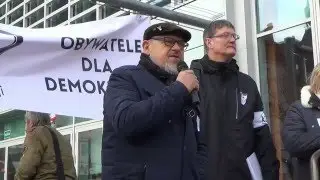 Ryszard Ulicki na manifestacji KOD Koszalin
