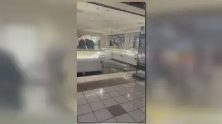 Video shows suspects smash jewelry store and flee in under a minute