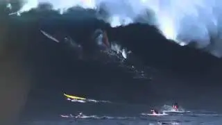 Hawaii: l'onda &egrave; enorme, i surfisti si disperdono come formiche