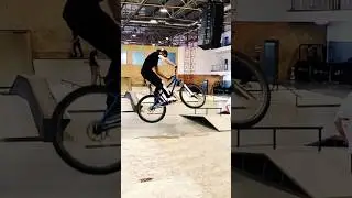 Вообще не напрягаясь😌 #mtb #mtblife #mtbshorts #mtbskills #mtbstreet #mtbstyle #mtbtricks #велоэдит