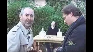 Guus en Harry zingen hét Oranjelied voor Jaap!