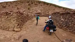 Circo de Jafdar. Midelt . Atlas . Marruecos. Un chico se cae y se levanta enseguida. 