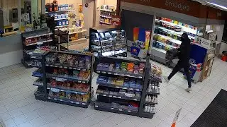 Overvaller met mes steelt in tankstation voor vele duizenden euro’s aan sigaretten en shag
