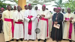 Tazama Maaskofu Walivyowasili Kanisa Kuu la Mt. Andrea Kaggwa Lindi kwa Ajili ya Masifu ya Jioni