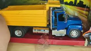 New Ray Utility Freightliner 114SD Dump Truck &ndash; Long Haul Trucker Diecast Car Episode 378