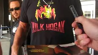 Hulk Hogan signs autographs for The SI KING 6-11-18