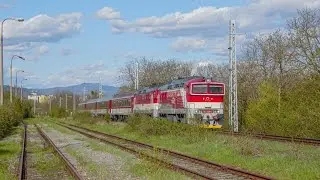 REx 1914 v čele s ma&scaron;inkou 757 018-7 + 757 004-7 (pr&iacute;prah) op&uacute;&scaron;ťa stanicu Michalovce