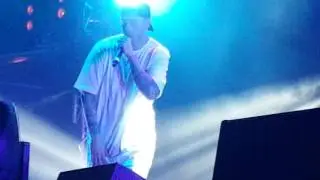 Fabri fibra Sale sul palco-Live  GENOVA 09/07/16 Prima fila