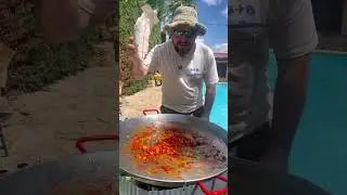 Arroz con sepia, calamar, unos gambones y un buen fumet casero para comer con la familia y amigos