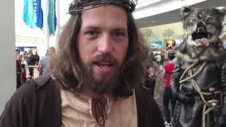 Иисус Христос косплеит рыцаря-джедая на фестивале Comic-Con в Лонг-Бич в 2015 году