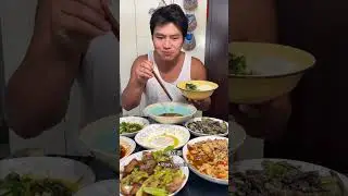 Arroz com&uacute;n, pimientos verdes fritos con tocino, chucrut de ri&ntilde;&oacute;n frito, fideos.