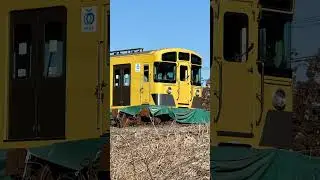 Железнодорожный локомотив Seibu серии 2000, номер 2507F, ожидает отправки в Йокодзе 10.01.2026.