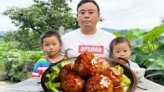 懂事儿子心疼干活的爸爸，不仅会拿衣服帮爸爸擦汗，还会帮着一起做猪食！！！