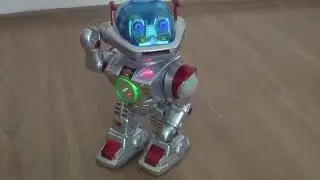 T&uuml;rk&ccedil;e konuşan ateş edebilen akıllı robot - Robotto