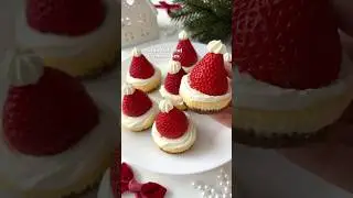 Santa Hat Mini Cheesecakes🎅🏻😍 #christmas #cheesecake #dessertrecipe