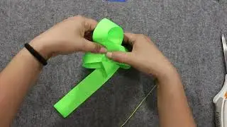 How to Make a Twist Boutique Bow w/ Center Knot