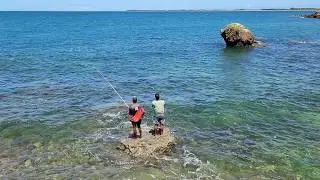 Pescando em uma parte isolada da ilha (aquário natural) catch and cook