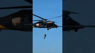 救難員、収容！#百里基地 #航空自衛隊 #youtubeshorts #military #helicopter #airforce #uh60 #本編は概要欄をチェック