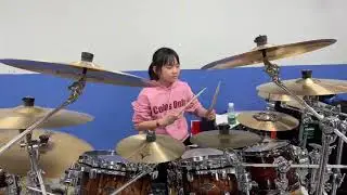 妞妞给朋友们架子鼓表演送上一首经典的歌曲，回忆满满！妞妞架子鼓