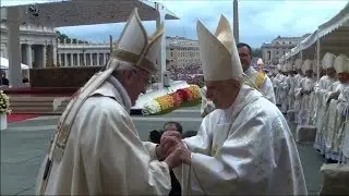 El abrazo de los dos papas