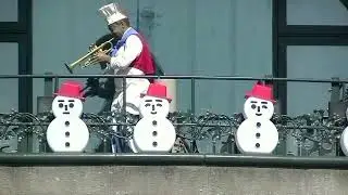 【まだ雪だるま】白い恋人パーク「札幌からくり時計塔グランマイスター」2022年4月撮影