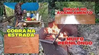 Acampamento com chuva na beira do rio 
