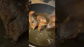 That Fish Head. Crispy fried fish. #fryingfish #fishhead #roundscad #asmr #shorts