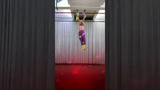 Tạo d&aacute;ng thời trang tr&ecirc;n d&acirc;y.Aerial pose silk #aerial #aerialsilks #yoga #dance #