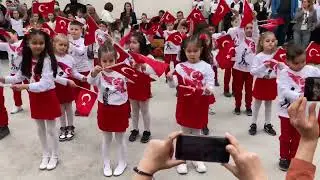 Mithatpaşa İlkokulu 1/B sınıfı “Ay yıldızlı bayrağım” 23 Nisan gösterisi