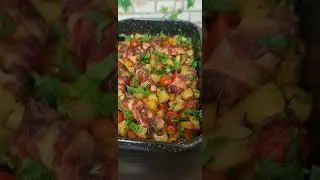 Piept de pui &icirc;nvelit &icirc;n bacon și legume la cuptor simplu și gustos🤗😋😋